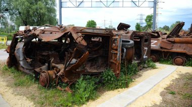 Ukrayna bölgesinde paslı ve yanmış zırhlı araçlar. Rus ordusunun imha edilmiş askeri teçhizatlarının sergilenmesi. Ukrayna ve Rusya arasındaki savaş. Yavaşla.