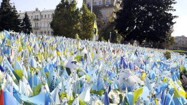 Birçok küçük mavi-sarı bayrak Rusya 'ya karşı yapılan ölü savaşların isimlerini taşıyor. Ukrayna 'nın başkentinde ölen askerlerin, çocukların ve kadınların anısına. Trajedi ve talihsizlik kavramı.