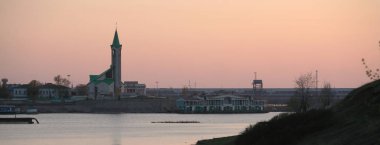 bahar manzara Camii batımında Nehri kıyısında