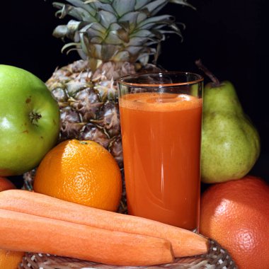 makro lezzetli taze havuç suyu bir bardak içinde bir arka plan üzerinde sebze ve meyve