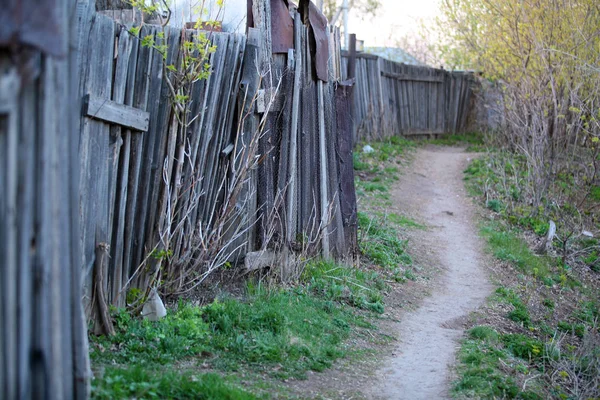 Frühlingslandschaft Fußweg Entlang Der Alten Klapprigen Zaun Bei Sonnenuntergang — Stockfoto