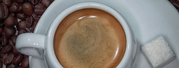 Nahaufnahme Tasse Kaffee Auf Dem Hintergrund Der Kaffeebohnen Studio — Stockfoto