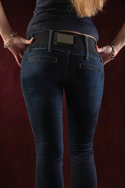 在勃艮第背景工作室不同体式的特写女性牛仔裤 — 图库照片