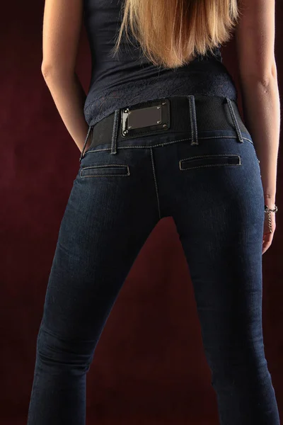 Jeans Mujer Primer Plano Diferentes Poses Aisladas Estudio Fondo Borgoña —  Fotos de Stock