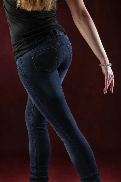 Closeup Vrouwen Jeans Verschillende Poses Geïsoleerd Bourgondische Achtergrond Studio — Stockfoto
