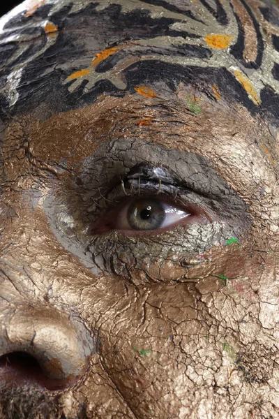 一个身披泥巴艺术的男人的特写肖像 深色背景的工作室 — 图库照片