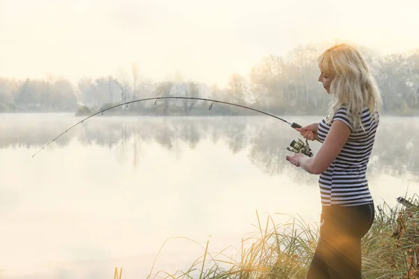 Κορίτσι Αλιεία Ομιχλώδες Πρωί Φθινόπωρο Στις Όχθες Του Ποταμού — Φωτογραφία Αρχείου