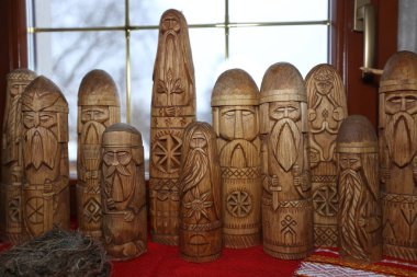 Karşı pencere ve tuğla duvar ahşap pagan Idol closeup kümesi