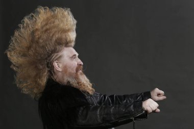 portre portre yetişkin motorcu siyah deri ceket ve yüksek mohawk ve sakal