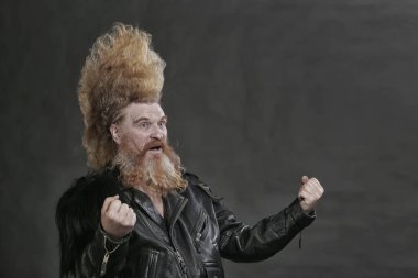 portre portre yetişkin motorcu siyah deri ceket ve yüksek mohawk ve sakal