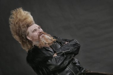 portre portre yetişkin motorcu siyah deri ceket ve yüksek mohawk ve sakal