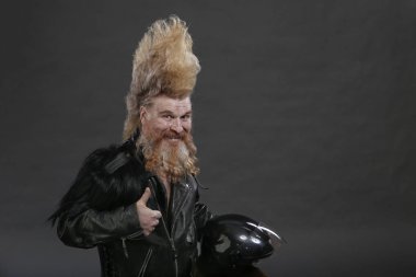 portre portre yetişkin motorcu siyah deri ceket ve yüksek mohawk ve sakal 