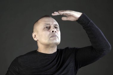 Siyah T-shirt üzerine bir gri arka plan stüdyo yakışıklı kaslı adam portresi