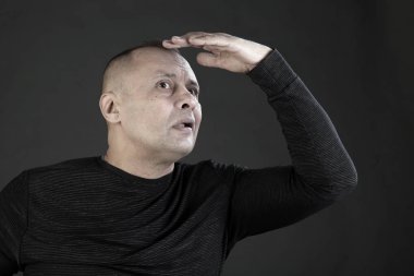 Siyah T-shirt üzerine bir gri arka plan stüdyo yakışıklı kaslı adam portresi