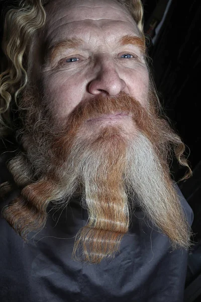 Portrait Rapproché Homme Roux Adulte Aux Longs Cheveux Ondulés Barbe — Photo