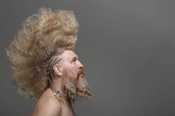 Портрет Харизматичного Взрослого Мужчины Бородой Высоким Ирокезом Студии Сером Фоне — стоковое фото