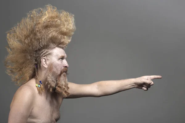 Close Retrato Homem Adulto Carismático Com Uma Barba Mohawk Alto — Fotografia de Stock