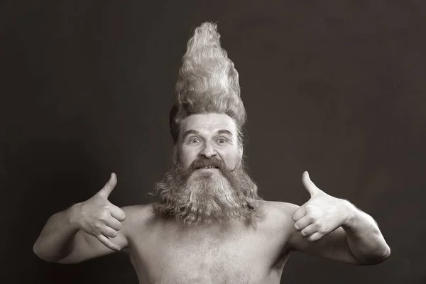 Крупный План Портрета Харизматичного Взрослого Мужчины Бородой Высоким Ирокезом Студии — стоковое фото