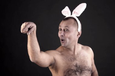 komik bir pembe tavşan kulaklı gri arka plan stüdyo bir adam portresi