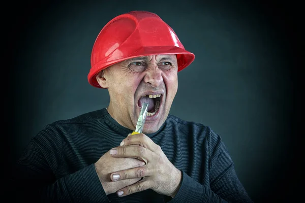 Retrato Hombre Con Una Camisa Negra Sombrero Rojo Duro Rasga — Foto de Stock