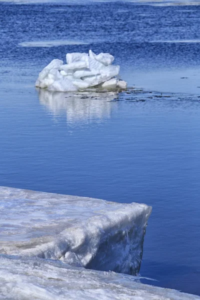Landschaft Aus Nächster Nähe Große Eisschollen Auf Dem Fluss Gegen — Stockfoto