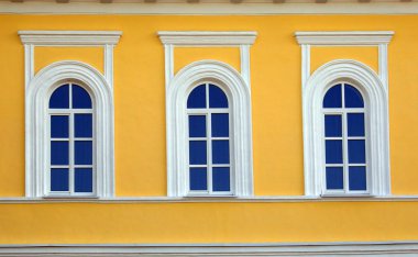 izole closeup vintage pencere sarı taş ev