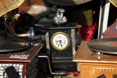 güneşli bir fuarda vintage gramofonları closeup