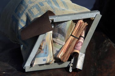 closeup eski Sovyet parayı çantaya bit pazarı