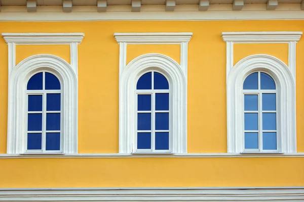 Isolato Primo Piano Finestra Vintage Giallo Casa Pietra — Foto Stock