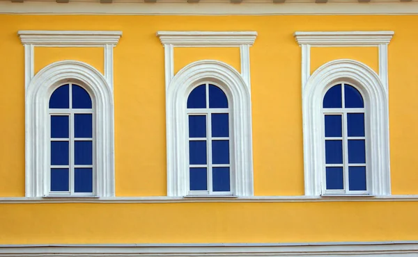 查出的特写镜头复古窗口黄色石头房子 — 图库照片