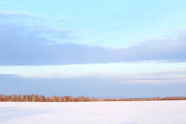 Zima Krajobraz Kolorowy Wschód Słońca Nad Pole Pokryte Śniegiem — Zdjęcie stockowe