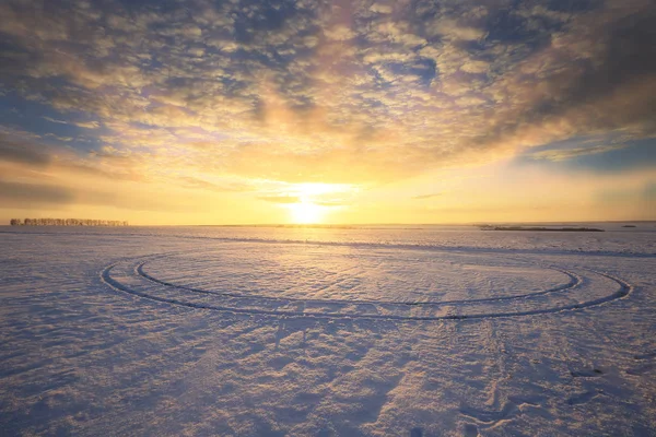 Kış Manzara Renkli Gündoğumu Karla Kaplı Alanın Üzerinde — Stok fotoğraf