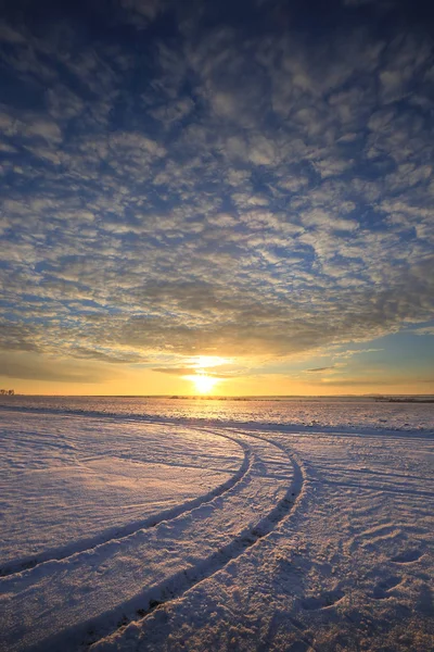 Vinter Landskap Färgglada Soluppgång Över Den Snötäckta Fältet — Stockfoto