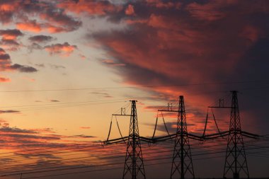 Yüksek voltaj postası. Yüksek voltajlı gökyüzü arka planı..