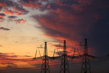 Yüksek voltaj postası. Yüksek voltajlı gökyüzü arka planı..