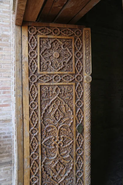 Starożytne Drzwi Drewniane Mur Cegły Słoneczny Dzień — Zdjęcie stockowe
