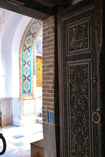 Una Antigua Puerta Madera Con Una Pared Ladrillo Día Soleado — Foto de Stock