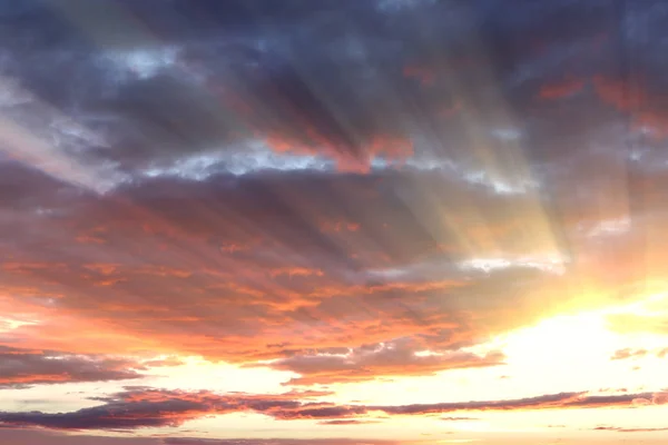 Τις Φωτεινές Ακτίνες Του Ήλιου Που Λάμπει Από Κορεσμένα Σύννεφα — Φωτογραφία Αρχείου