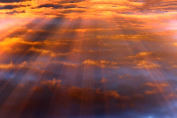 飽和の雲からの太陽の輝きの明るい光線 — ストック写真