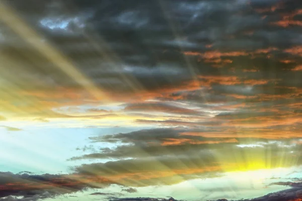 Raios Brilhantes Sol Brilham Das Nuvens Saturadas — Fotografia de Stock