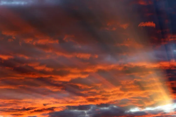 Τις Φωτεινές Ακτίνες Του Ήλιου Που Λάμπει Από Κορεσμένα Σύννεφα — Φωτογραφία Αρχείου