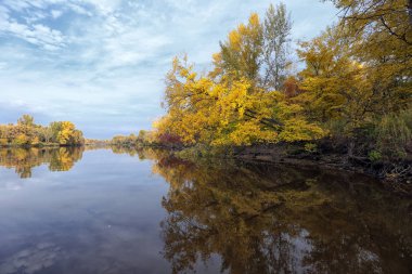 Panoramik manzara nehir ve sonbahar orman yüksek banka ile.