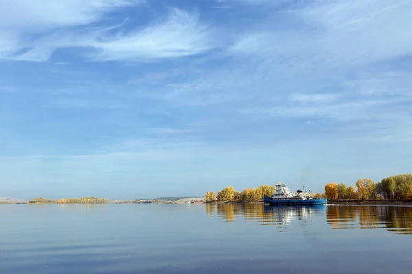 美しい空とカマ川の川プッシャー — ストック写真