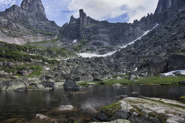 埃尔加基山 西部的 Sayans 在夏天 — 图库照片