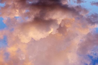 Güzel gün batımı / gündoğumu bulutlar, pembe ve mor tonlar ile