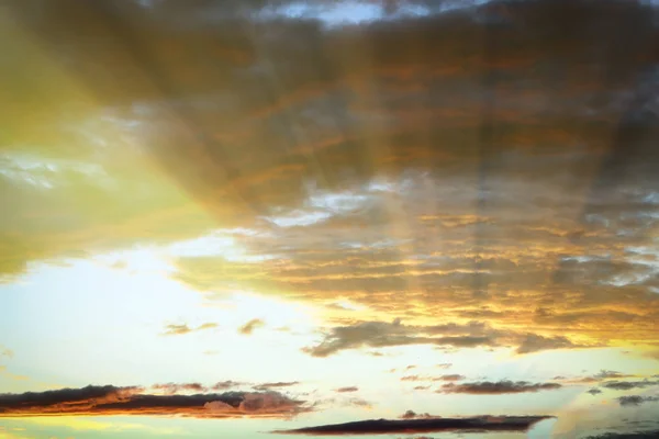 飽和の雲からの太陽の輝きの明るい光線 — ストック写真
