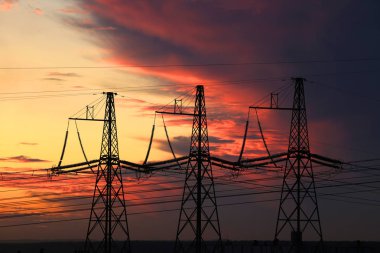 Yüksek voltaj postası. Yüksek voltajlı gökyüzü arka planı..