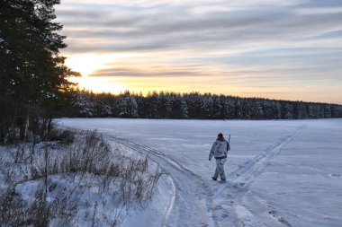 Kış avcılık alanında üzerinde güzel gündoğumu