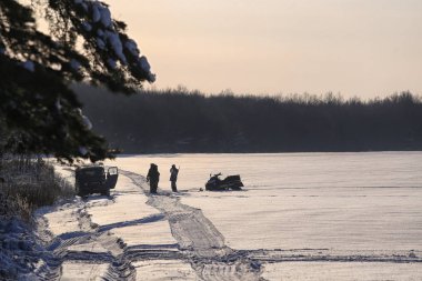 Kış avcılık alanında üzerinde güzel gündoğumu