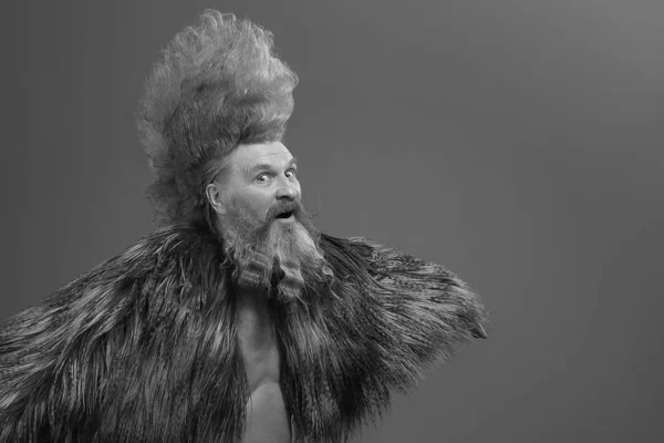 Портрет Харизматичного Взрослого Мужчины Бородой Высоким Ирокезом Студии Тёмном Фоне — стоковое фото